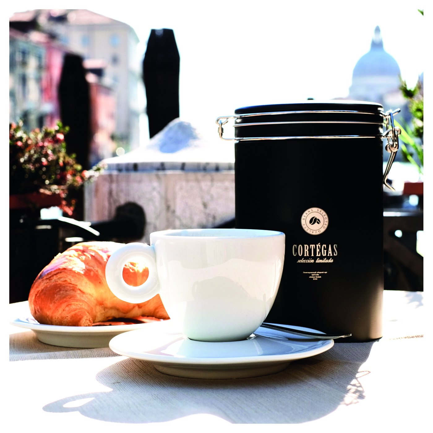 Cortegas Kaffeebox auf dem Frühstückstisch in Venedig